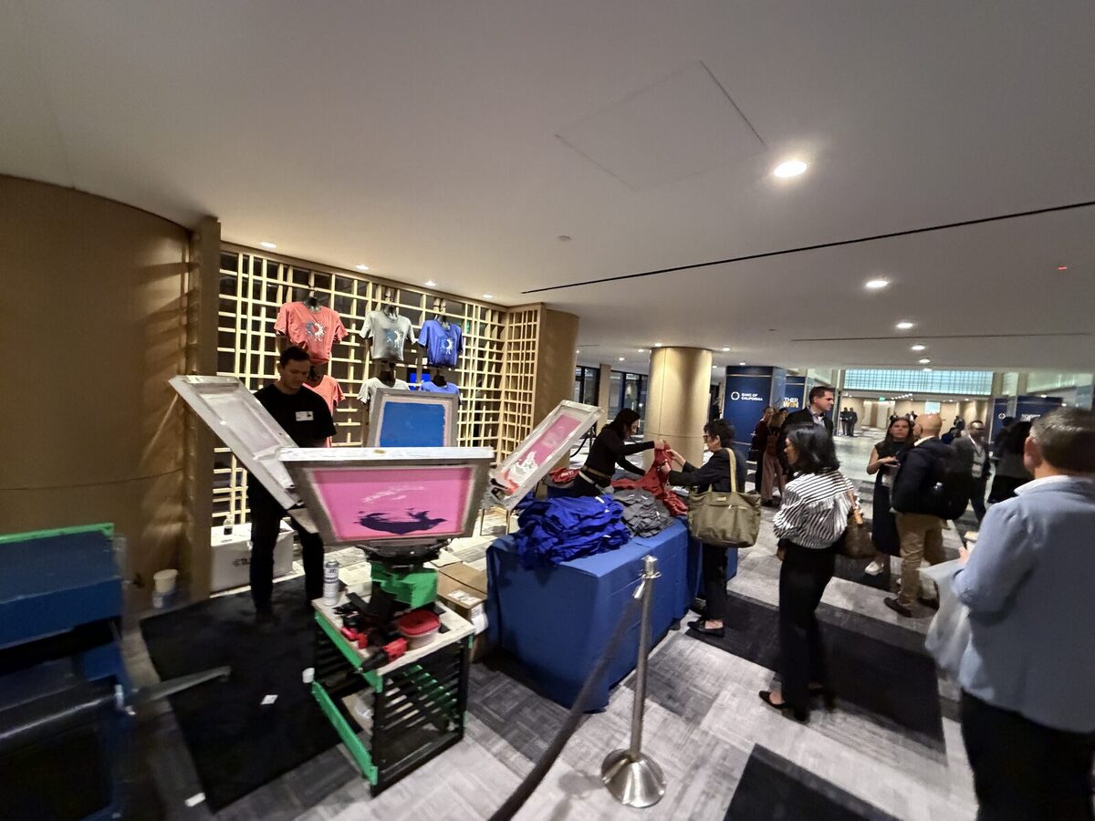 Crowd gathered around the shirt bar press